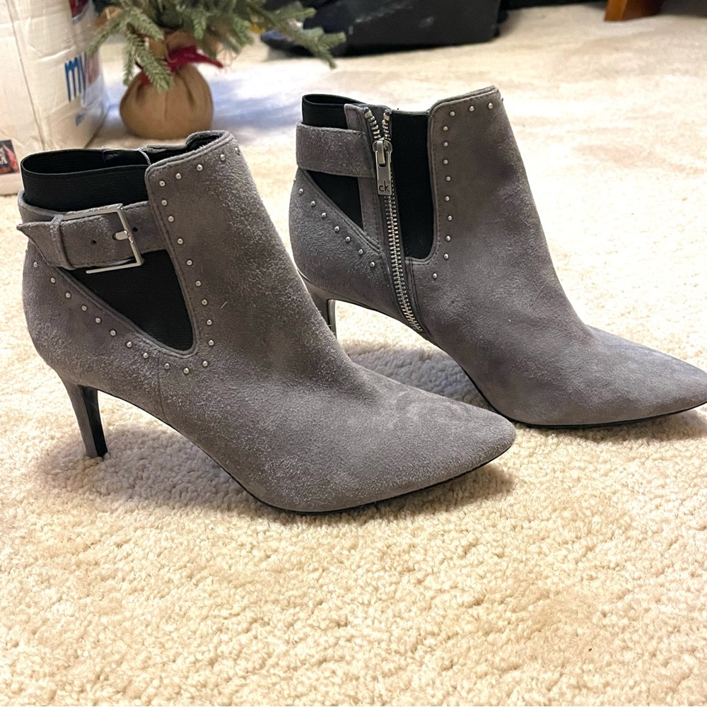 Calvin Klein Gray Suede Jozie Booty Ankle Boots Zip Zip Buckle Heel Size 7.5